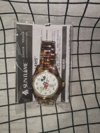 迪士尼玳瑁色手表，表盘很干净，打包也很细致。米奇米妮手表很好看，很复古，使用痕迹也很小，非常喜欢。拉夫劳伦小书包，买的时候没注意，这是婴儿书包，有点失望，我以为是成人书包，下次一定一定要看清商品介绍。