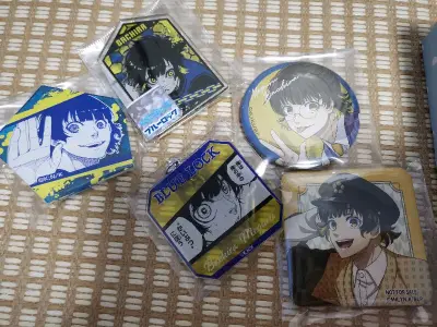 这次到了一些小挂件，质感很不错的，而且没有运输伤，吧唧也保存的很完美，喜欢！太棒了，可以以优惠的价格收到喜欢的小物是一件很幸福的事~期待我的下一箱