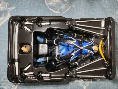 这个购物十分愉快，物流速度快，包装好。玩具被保护的很好，盒子无破损，里面的玩具也很好玩，3.75寸的小人仔配有可动眼简直逆天。把玩舒适，可动很棒，赞！