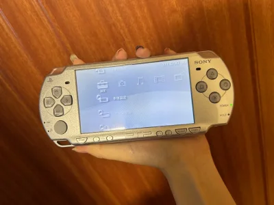 被我蹲到了绝美小银
爱了爱了
银色的2k比较少见 
细闪很酷 
银色系列2k比3k好看很多
拿在手上也很轻巧便携