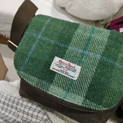 成色很好跟卖家拍的一样，最近海关查的很严，快递很快，时间全卡在海关那了，包包很爱，绿色很好看，希望下一单快快到手