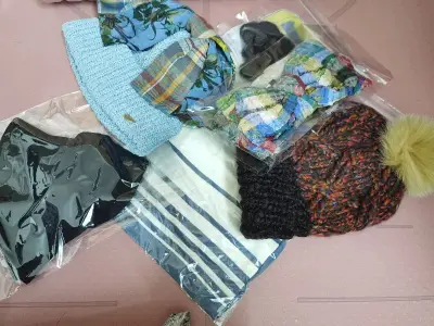 上个月第一次用挖煤姬，成功收到了保存很好的两顶ca4la。这回攒够六单一起发回来，运费划算很多！虽然每次都被税，但比起原价跟内地二手还是超值的，而且款式更多！这次没选确认服务费，所以快递袋都是原装就发过来了，不过每个都包装很好，检查也没发现异味破损之类的，还抢到了绝...