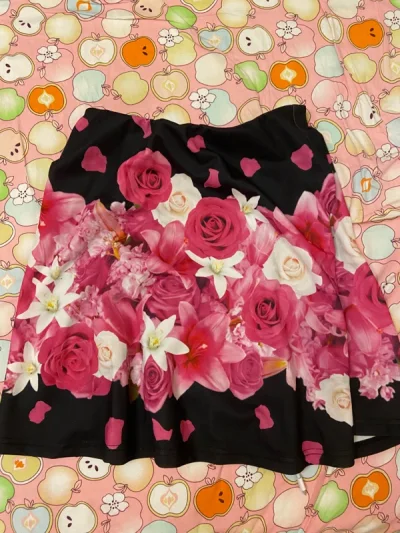 淘到mars姐妹品牌的花柄裙，还有一个亮晶晶的项链，很值的稀有品花花公子手提包。一整个少女心大满足。虽然邮费比较贵但平均到每件物品上，性价比挺高的。第一次海淘体验感很不错