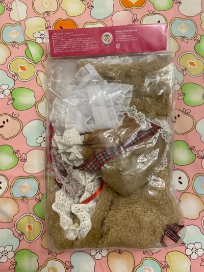 每件物品都包装得很好，衣物跟描述得一样很新。cosplay小熊毛绒衣服深得我心，超级可爱。心之美少女背心尺码没看清买小了，但印花真的很可爱。雅虎拍下的稀有品mars挂脖吊带特别新，捡到宝了。每件物品都很可爱。开心