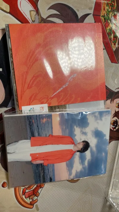 收到好久了，包裹的特别好特别严实，完全不担心摔碎(*≧ω≦)，卡片是放在一个袋子里的，除了边角有一些小磕碰之外也没有其他大问题，超级喜欢！o(^▽^)o