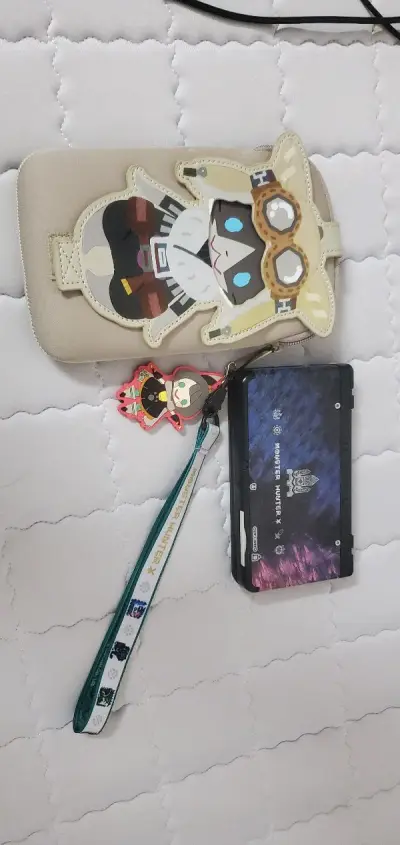 除了玩偶以外也对一些精致的小周边感兴趣，这套X的小玩意搭配MHX限定新小三那就是绝配！
奇怪龙从4代开始就一直没变过设计，软萌软萌喜欢乱动，低价收到懒蛋蛋轰龙(带牌)也很开心！还有更多玩偶在日仓等待发送！期待期待。