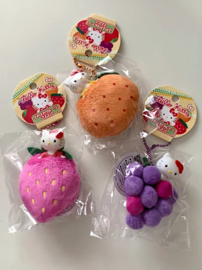 有段时间没买kitty了 因为感觉特别喜欢的买不起 便宜的又入差不多了 第一次见这个硬体的水果kitty 很特别诶！价格也能接受