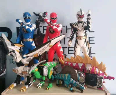 从日本漂来的眼镜厂爆龙战队暴连者爆红大胶，兽拳战队大胶，超大号镇宅神物，假面骑士剑假面骑士格连dx醒枪，中古老物成色和包装保存完好。包装很好。