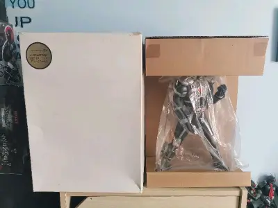 从日本飞来的假面骑士响鬼眼镜厂装甲响鬼大胶，超大号镇宅神物，武器还在，假面骑士555，faiz加速形态京本大胶，中古老物成色和包装保存完好。竹蜻蜓物流很快，包装很好。