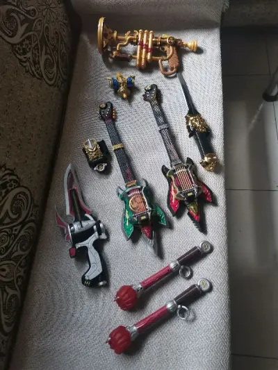 日本带回的假面骑士响鬼dx套装，斩鬼和轰鬼的音击吉他，音击刀，音击棒，变身琴弦，装甲响鬼军叨，威吹鬼小号，威吹鬼变身笛，可惜年代久远，小日子没好好保存，成色一般，玩法也很多受损。