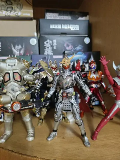 一套战队全新，盒况都不错，就是全开凯撒黑有些压盒，价格也很合适，比咸鱼便宜不少。大将军很帅，魔皇1.0出掉抵消了邮费，税收了110，花了10天送到家