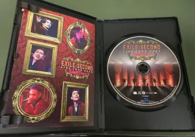 第四次使用挖煤姬买碟啦，购物体验一如既往的好，下单便利，包装完好。第一次用EMS，物流速度超快。
有新鲜的二团live看真是太幸福了～