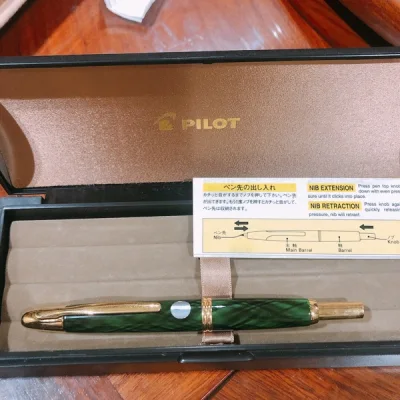 第三次在挖煤姬下单，主打还是购买写乐和其他文具，合单大概三天，去掉一些不必要的重量，继续走的ep，疫情效率还是一般。
商品新旧描述如实，非常满意，bilingbiling的发光，大理石的纹路和树脂的闪片都很漂亮。
挖煤姬代购下单还是很快的，界面现在也更详细，势头上建...