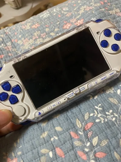 这段时间一直找蓝白限定机，在煤炉和日拍一直不停的找。幸运的拍到了一台成色很好的蓝白限定。因为太着急这次单独走了ems路线。无税安全到家。颜值太高，成色非常新。国内很难找到这种成色的机子了。