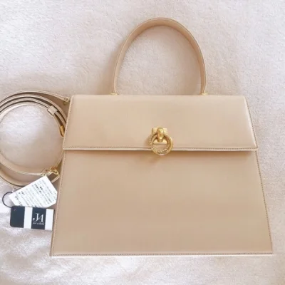 jun ashida奶油色手提包，这个包喜欢很久了，国内也很少，作为古董kelly的平替还不错，份量和质感都对得起价格，唯一不足之处可能是单层。
成色还不错，使用痕迹较少，麦穗双环扣也很漂亮，容量足够，不那么有精力打理那些奢侈品包的话，这种的性价比就很适合。