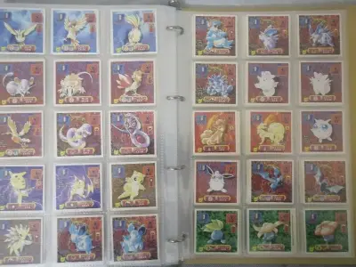 其实商家发来的相册不是很好，打开相册里面的卡都散出来掉了一地，不过该有的一套完整的卡片都在，保存的也不错，点赞。花了二十分钟重新保存了。发货流程出乎意料的很迅速，好评。