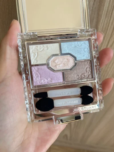 Amplitude这个双色眼影上眼超级自然，清清淡淡的，rmk这个系列的单色眼影膏是又低调又清透有好看的感觉呢，jillstuart05就更不用说了！好好看！粉蓝配色特别的少女