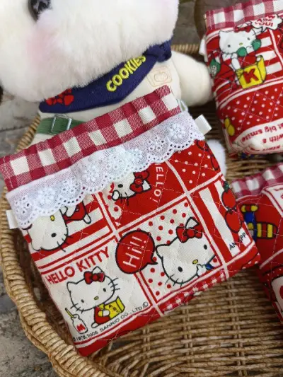 词条搜索Kitty布料，扒翻着找了一块2008年的中古绗缝Kitty布，从下单到收到全程简单顺利愉快～收到以后软软的一块～抠下来带着年份的三块做了捏捏包～