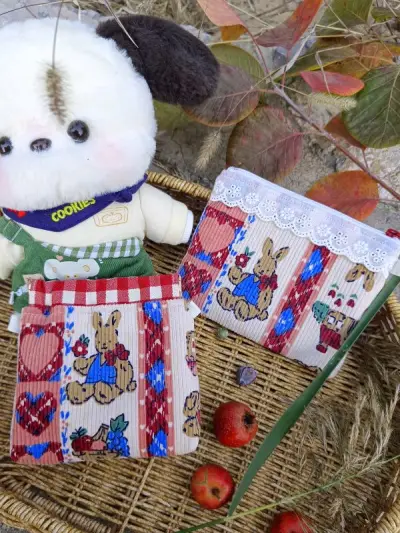 淘到一块昭和复古小兔子小熊图案的布料～收到货才发现居然还是灯芯绒的哈哈哈哈哈太厚实了～做了一字拉链和捏捏包～应该做成带着毛绒绒边边的手拎包也好看～过几天试一下。