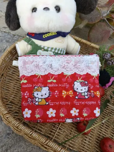 啊！是我！！！这块绗缝Kitty的布料上没带年份，收到的时候发现也没有剪下带布标的位置。。。但是按记忆来说这个图案是2001年的！可惜只买到一小块～继续～挖～