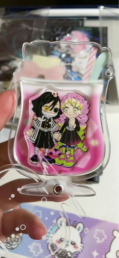 着急回家前狂暴拆快递，光线不太好。是之前赶上骏免手续费切的时尚小精品，便宜大碗物美价廉，买美女幸福感十足，下次还买！一样是竹蜻蜓回来，时效很快