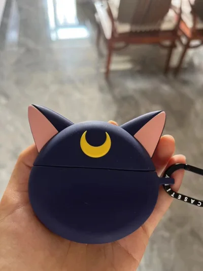 casetify家的耳机壳手感超级好，可惜绝版好久了，在煤炉上终于找到了…..虽然被税了但是还是很开森！在剧中露娜猫是水手月亮身边最忠心的伙伴，两人也是最佳搭档！这次化身成AirPods保护壳，上盖处则是他额头上有一个「弯月」记号，戴上它绝对能给你的耳机最周全的保护...