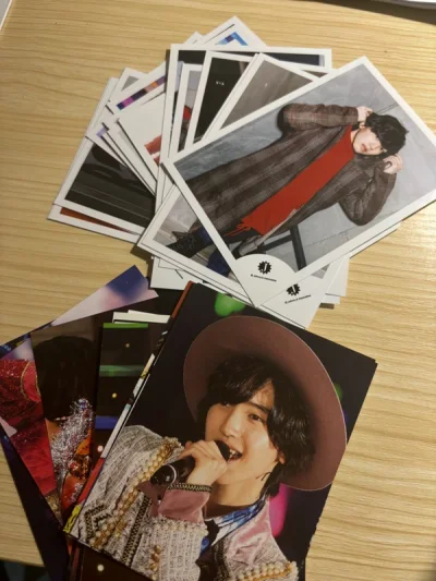 终于等到小枝的古早j标烧普和生写（是吗？）啦！
我们小道枝真的是太好看啦！
这次也依然用的竹蜻蜓专线，因为相比ems简直不要便宜太多！物流也蛮快的！