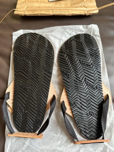 hender cheme出的拖鞋。相当不错。极好搭配  看起来很薄，其实穿起来还是有相当的厚度感的。不用担心被小石块搁脚。放心踏出每一步吧。