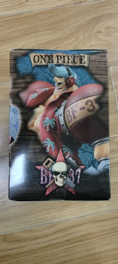 来了一些常见的手办sq带蛇女帝还有qp佩罗娜，还有两头雕的弗兰奇，都是非常不错的手办，有些盒子晒伤了不过好价呀