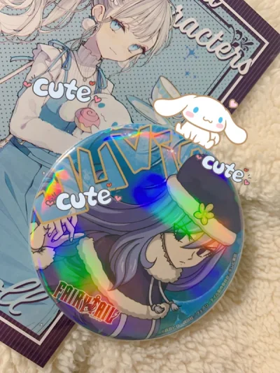 叮～又是一单新的谷子到了！！选了一些来粗糙摆拍，真的超级喜欢这个文教堂的柄图（我推超帅的小姐姐一枚）和三丽鸥的赤仓摆一起真的很搭！这次依旧合单走的竹蜻蜓，盒子十分厚实，已经留下来等寄给亲友礼物的时候用hh，塞了不少泡泡纸，谷子本体和信封都保护的很好。