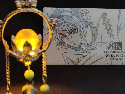 为了即将到来的谷子准备了拍照道具，虽然我拍得不太好看哈哈哈哈
手链是一直心心念念的，收到以后赶紧戴到手上了，质感很不错，白米党的标志印得很清晰，超级喜欢！希望骏河屋能快快上新fan clan next的赤组homra和绿组jungle手链，圆我一个梦??
小流的原画...