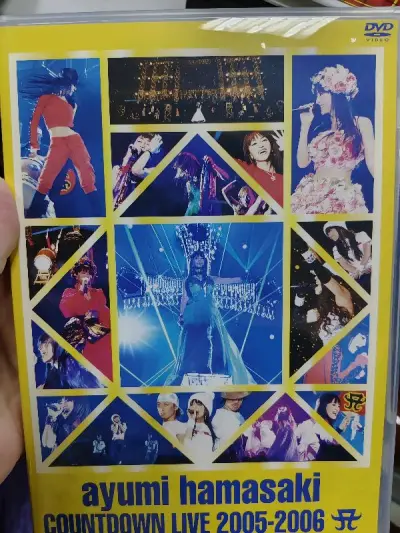 没想到第四单到的同一天，第五单也到了，第五单我用的EMS，证明确实速度快，竹蜻蜓用了半个月，EMS只用了一周，但一天同时到两单，真的是双倍快乐。
这次淘的都是演唱会的DVD，虽然B站能够看到高清修复版的，但还是想收集一下实体的盘，盘面真的是印刷的有够精致，特别好看。...