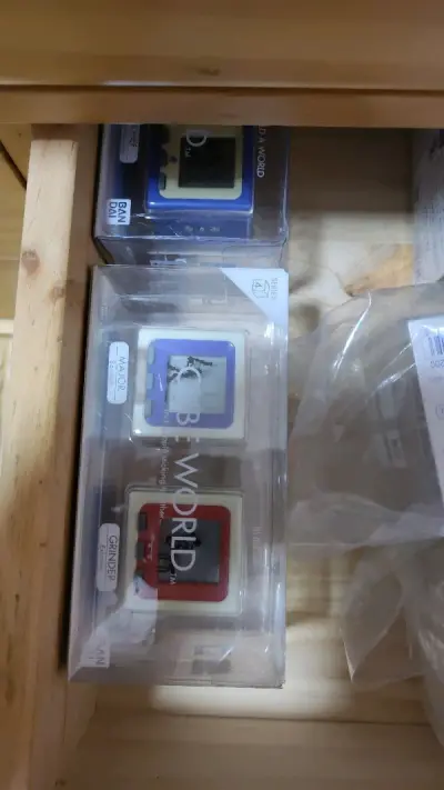 火柴人cube world四盒全新套装，一共8台。这个东西没啥多说的了，反正看到价格合适基本上见到就收吧。