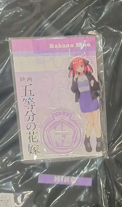 中野二乃的联名服装有很多，但像这种风衣+立牌的组合形式真心很少见！二乃的logo在前面 犹如老婆在前面