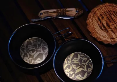 半夜捡漏一副全新绝版Asimocrafts x somabito黑金光刻联名款雪拉碗真的很幸运，高兴了一整晚；小众品牌bacchairs做的这款38灯罩也是相当的唯美耐看，早起38灯基本没人开发出配套灯罩第一眼看到真的是眼前一亮；最后nanga这款联名碗包也是垂涎已...