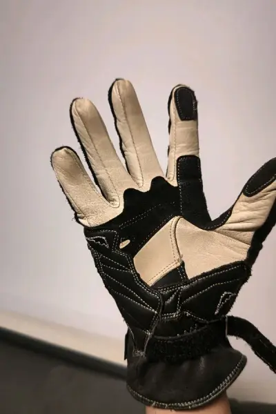 每个物品海关都有认定的最低价值 比如手套是一百人民币一双最低 报关的话就是起码二十块一双 日本的手套做工很好 