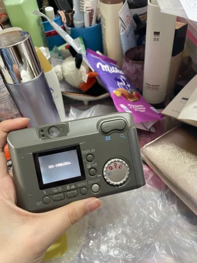 就是没有CF卡和没有电池，所以可以不用申请内置电池。能开机，等CF卡到了后再看看能不能用，目前感觉还可以，也挺新的