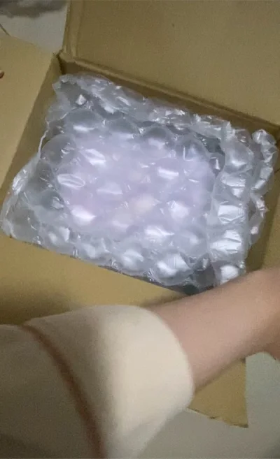 ems物流很快！包装也有满满的气泡垫填充，痛t的糖糖生日特典也没有损伤，真的太好看了这件，好价在煤炉买的，感谢挖煤姬代购机器的速度！痛t最小L码但是穿起来真的太大啦