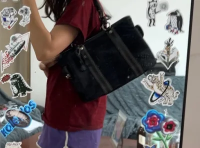 在挖煤姬买到一只超酷的coach中古包，黑色暗花很有质感，挖煤姬包装的也很仔细，物流速度也很给力，到手一整个惊艳！