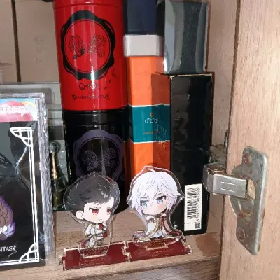 回国之后买谷子90%都是靠挖煤姬啦，买了官方出的我cp的挂件和C96出的官方Q版立牌，加上官方联动Q-pot食品店出的我CP的苹果茶和伯爵红茶，罐子上面印有我cp的双人头像！非常感谢挖煤姬的细心运输。