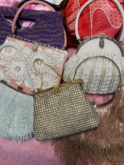 等了很久终于收到心心念念的包包。拆快递很快乐，每一件都很喜欢，包装的都很好，与卖家的描述都一致。非常满意好开心～