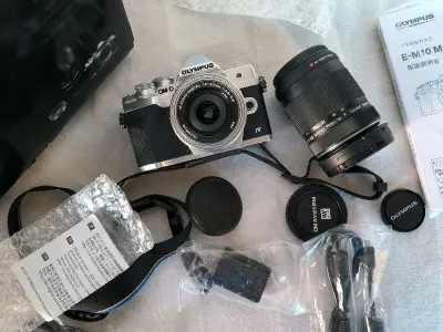 成色非常新。总共两个镜头，一个是1442，一个是40150镜头，卖家说是今年8月购买的，成色很新很新，好评！