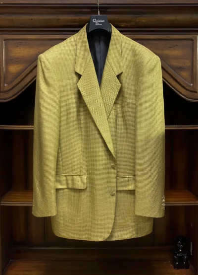 这回的开箱只能用惊讶来形容哈哈哈哈，虽然图片有色差，但是真的开箱有把我富贵到，就拿这件西装来说，像是在迪拜开豪车的大哥才会穿哈哈哈哈哈，不管怎样，都非常满意！感谢挖煤姬！