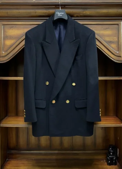 一直期待包裹里的这件浪凡西装，到了之后真的被惊艳到了，海涛了一年多，见过大大小小几百件不同的西装，这件的扣子真的是我见过最漂亮的，像彩虹一样斑斓的色彩！太美丽了！