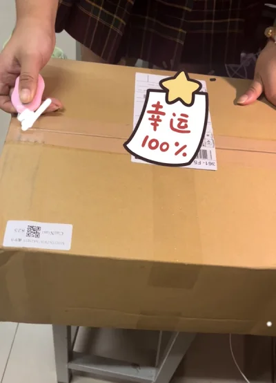 好期待终于收到了！走的竹蜻蜓路线，不用担心被税，快递盒子很大很厚实，边边角角也没有损伤，打开里面包装的很好，有好多层泡沫，很用心。仔仔超级可爱哈哈～