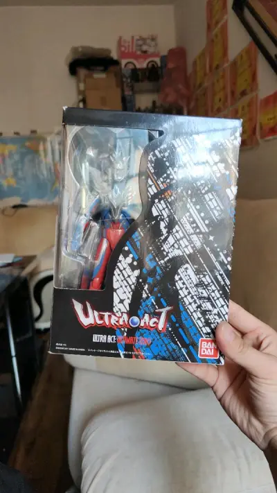 在煤炉上买到全新未开封的act1.0赛罗究极铠甲，太帅了，十多年前的老物保存完好属实不易，品相很棒，价格也特别划算，物流走竹蜻蜓国际运费31元跟国内顺丰一样，一周到手爽歪歪。