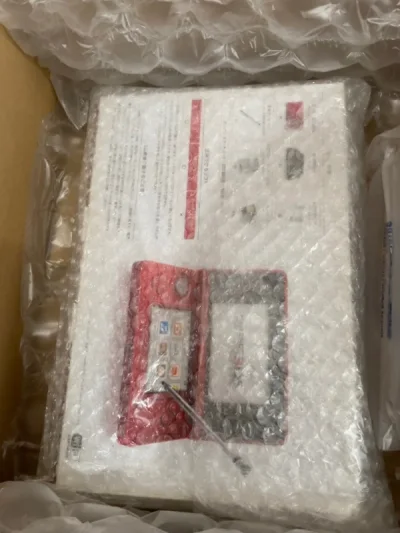 在日拍网中标了一台箱说齐全红色3ds，到手机器成色非常完美。小小的遗憾是盒子有点破旧，非常满意，难得一见的机子。