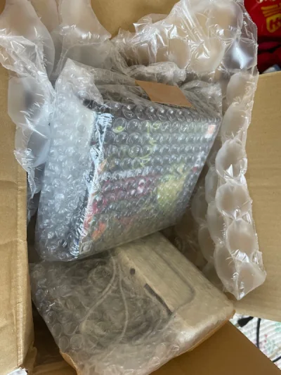 这台白色新小三蹲到不容易，目前炒起来的价格逼近1000，带箱说都是1000以上了。之前看到过几次价格好的机子但是成色都不是很满意。这台机子带游戏，成色比较不错。到手很满意。