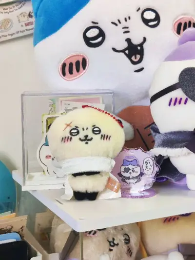 ems面单填的好尊嘟没烦恼！又是一车的chiikawa专列～糖果瓶和挂件yhm都给包装的特别完好，感动
最后附上一个乱七八糟的桌面，快堆不下宝宝们惹