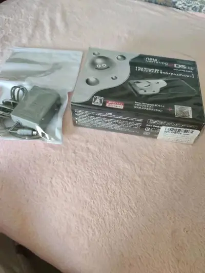 new2dsll勇者斗恶龙11s限定，比较特别的一款限定机，雅虎日拍上淘的，卖家描述真实，成色非常好，满意！